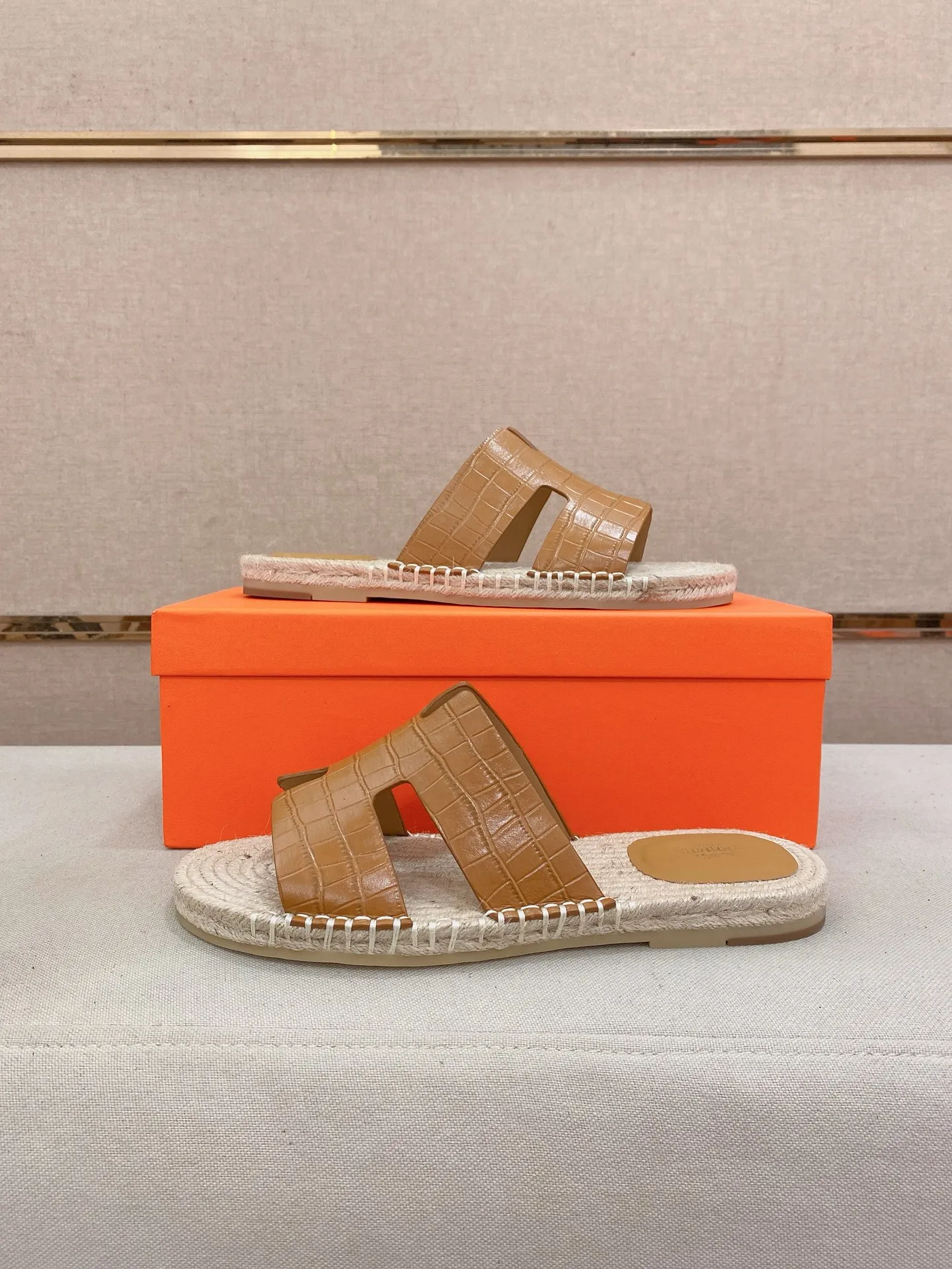 Factory price: 340💰high-end version. "HERMES" Hermès 💁♂️Men's casual slippers, compare the quality at the counter🧚🏿♂️ The upper is made of cowhide leather 🐊crocodile pattern workmanship, purely hand-drawn, raw rubber breathable and non-slip outsole, the inner is breathable and comfortable lambskin, the density is 100% comfortable, the original rubber outsole is wear-resistant and has a code number of 38-44. Can be customized 45-46-47💥🏆